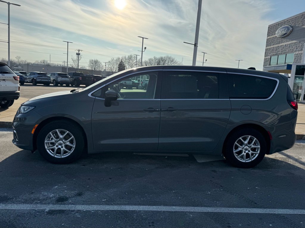 Used 2023 Chrysler Pacifica Touring-L image 2