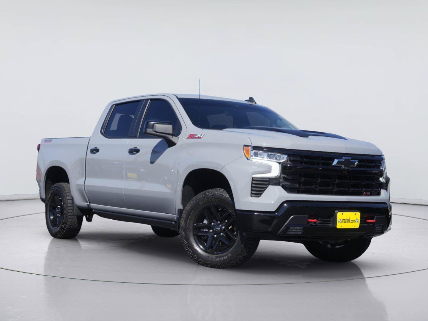 Used 2024 Chevrolet Silverado 1500 LT Trail Boss w/ Convenience Package II AWD/4WD image 2