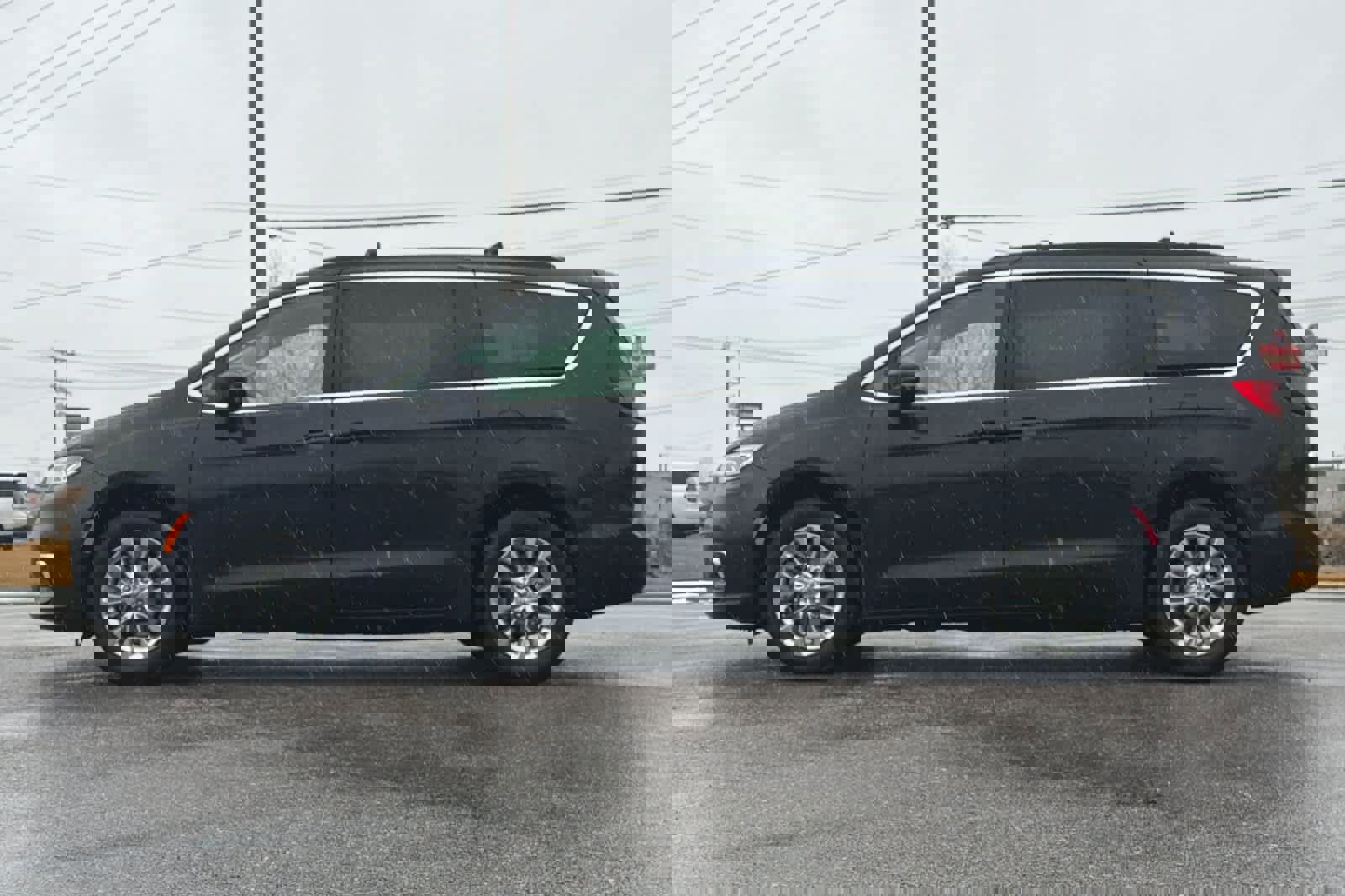 Used 2022 Chrysler Pacifica Touring-L image 2