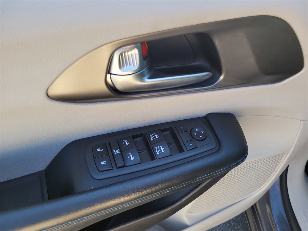 Used 2021 Chrysler Pacifica Touring image 15