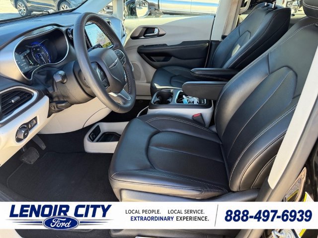 Used 2024 Chrysler Pacifica Touring-L FWD image 20