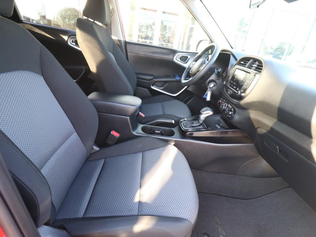 Used 2025 Kia Soul LX w/ LX Technology Package image 12