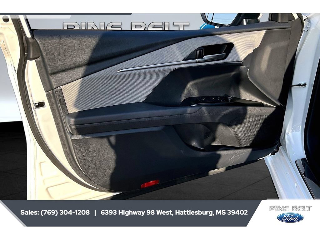 Used 2025 Toyota Camry SE w/ Convenience Package FWD image 17
