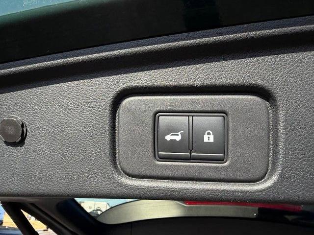 Used 2022 Nissan Pathfinder Platinum w/ Cargo Package image 8