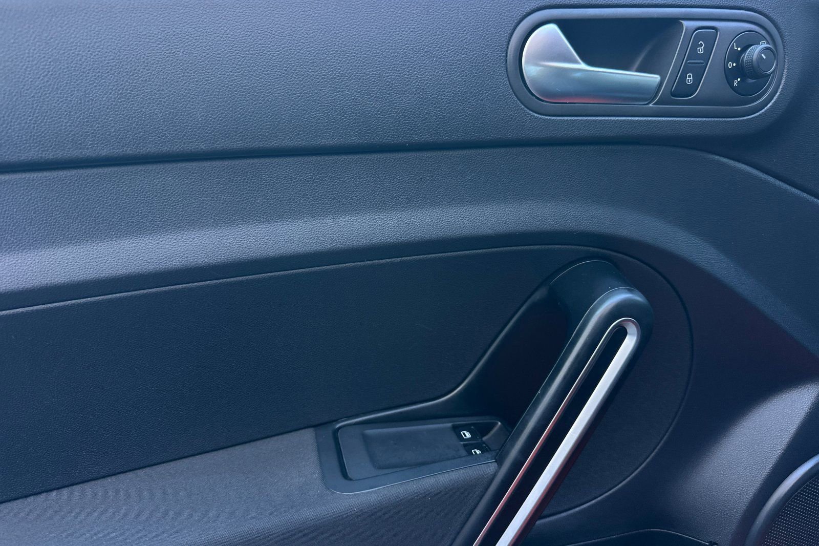 Used 2018 Volkswagen Beetle 2.0T S image 10