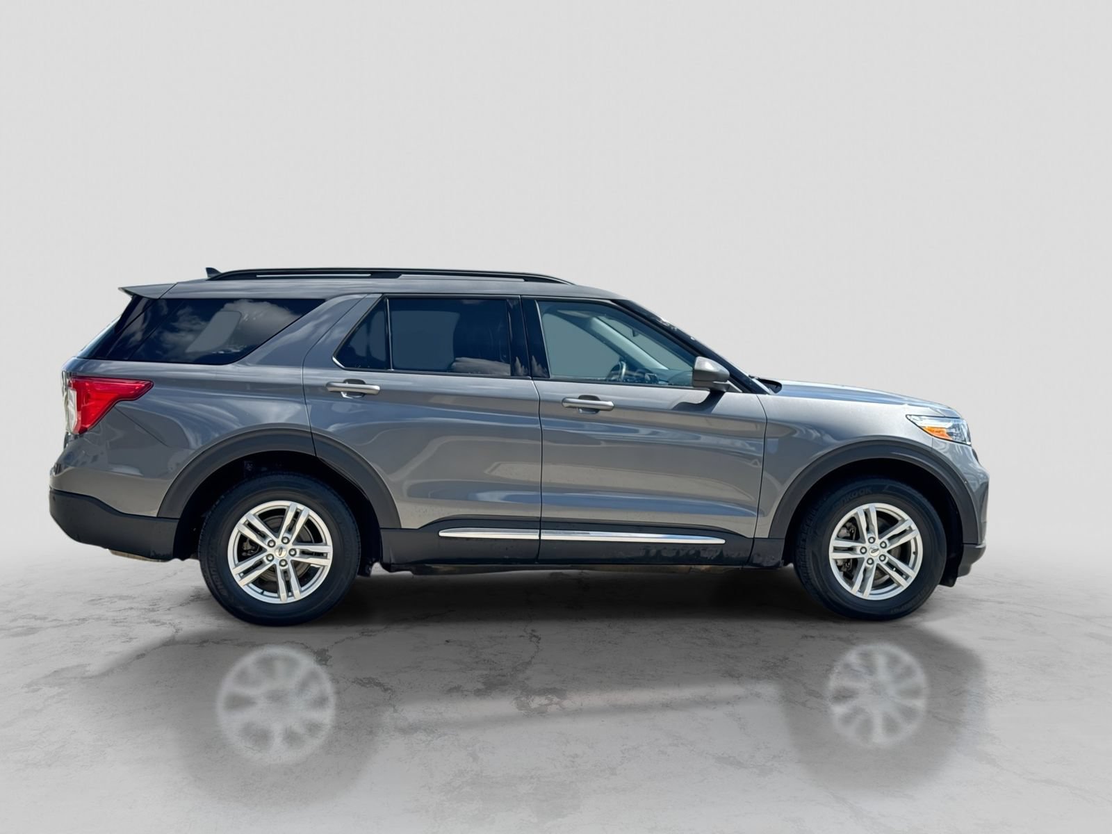 Certified 2022 Ford Explorer XLT w/ Equipment Group 202A AWD/4WD image 9