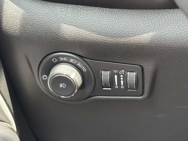Used 2025 Jeep Compass Limited AWD/4WD image 23