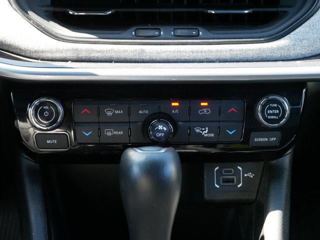 Used 2025 Jeep Compass Latitude w/ Sun & Sound Group AWD/4WD image 15