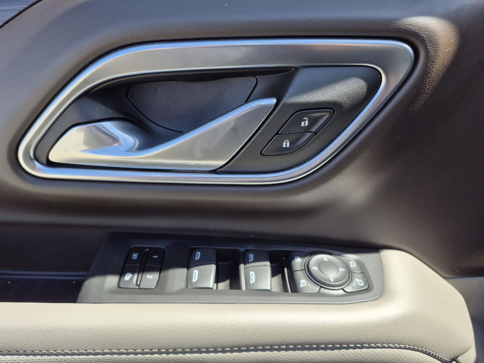 Used 2023 GMC Yukon XL SLT w/ SLT Premium Package image 14