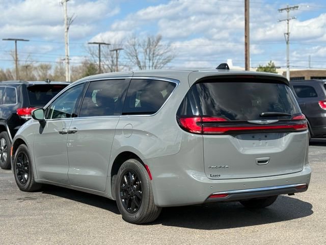 Used 2023 Chrysler Pacifica Touring-L image 5