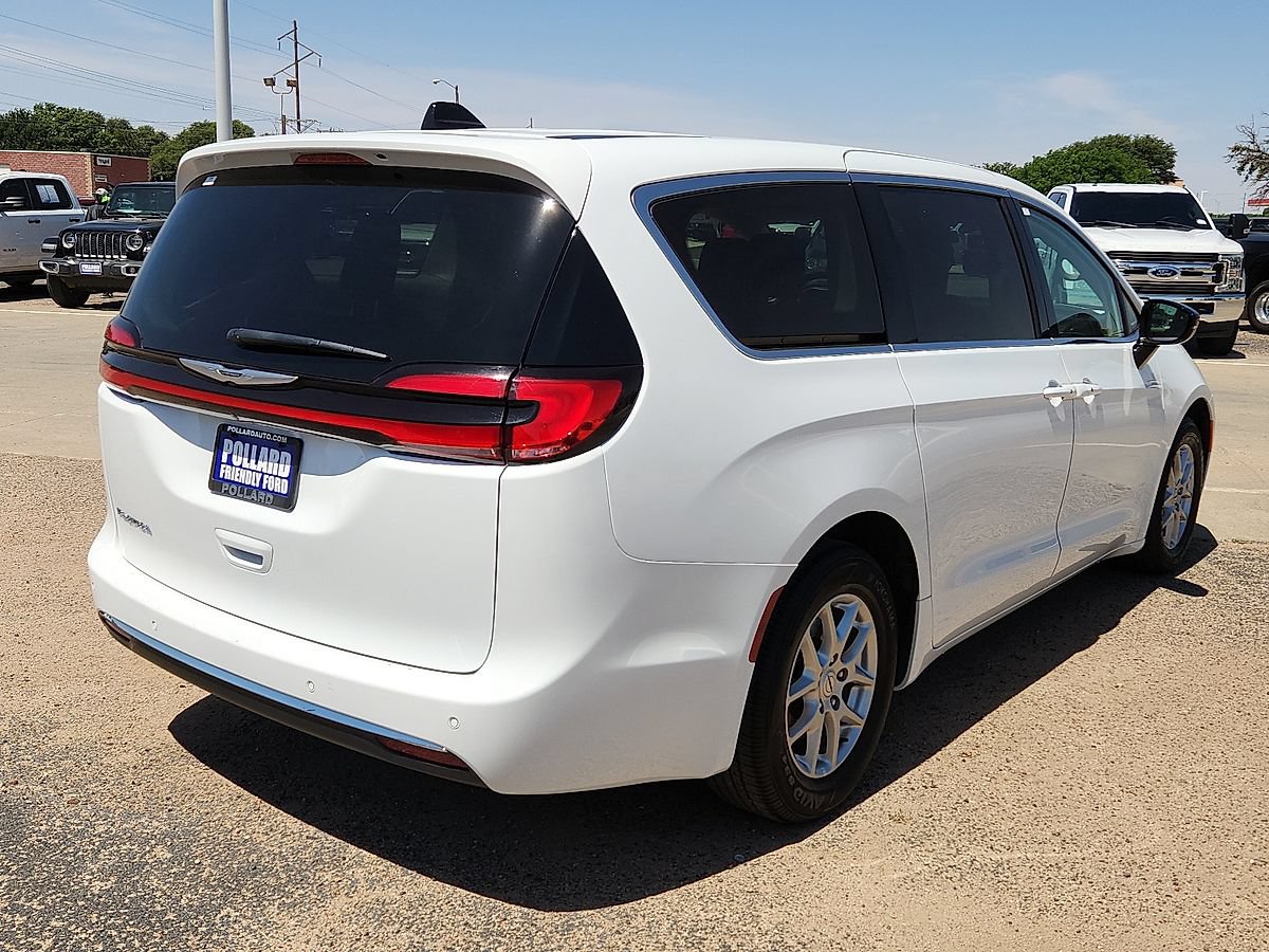 Used 2024 Chrysler Pacifica Touring-L FWD image 3