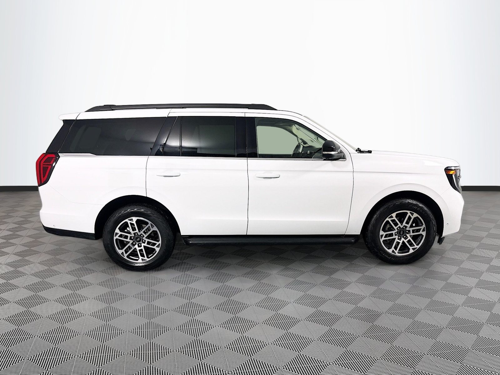 Certified 2025 Ford Expedition Active AWD/4WD image 8