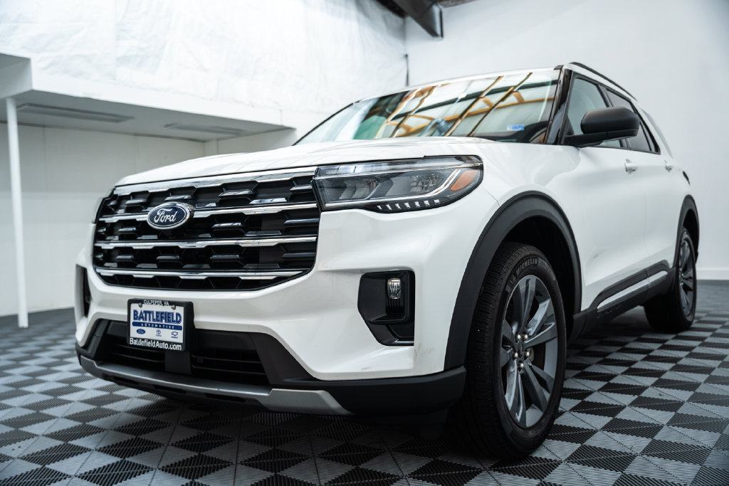 Certified 2025 Ford Explorer Active w/ Active Comfort Package AWD/4WD image 3