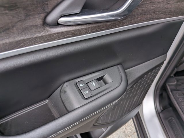 Used 2025 Jeep Grand Cherokee Limited w/ Black Appearance Package image 29