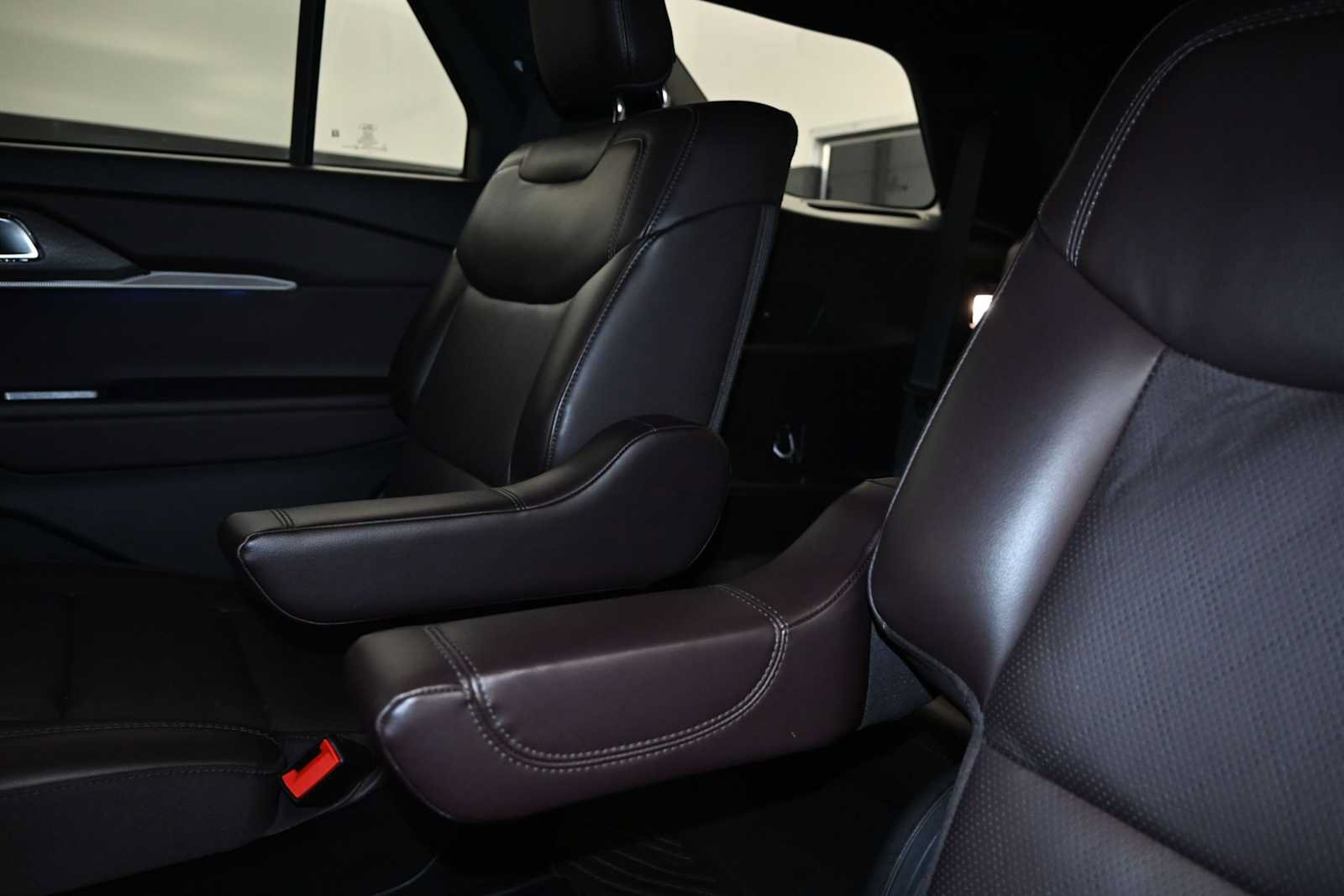 Certified 2025 Ford Explorer Platinum RWD image 20