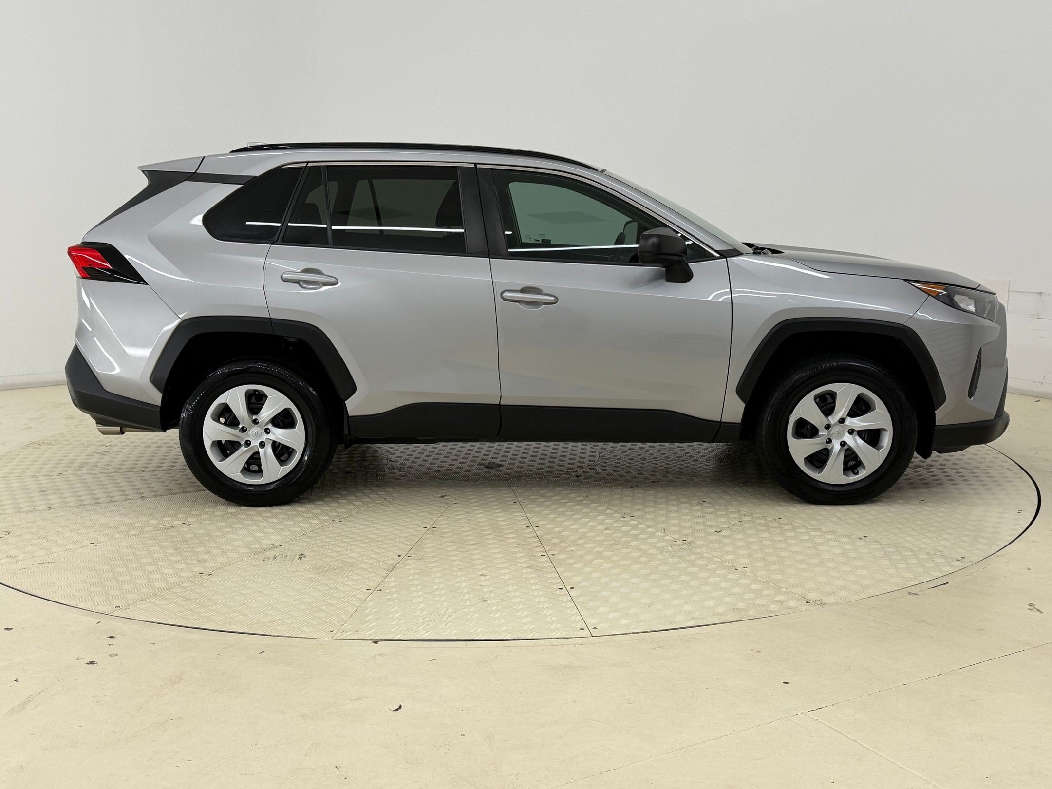Used 2020 Toyota RAV4 LE FWD image 8