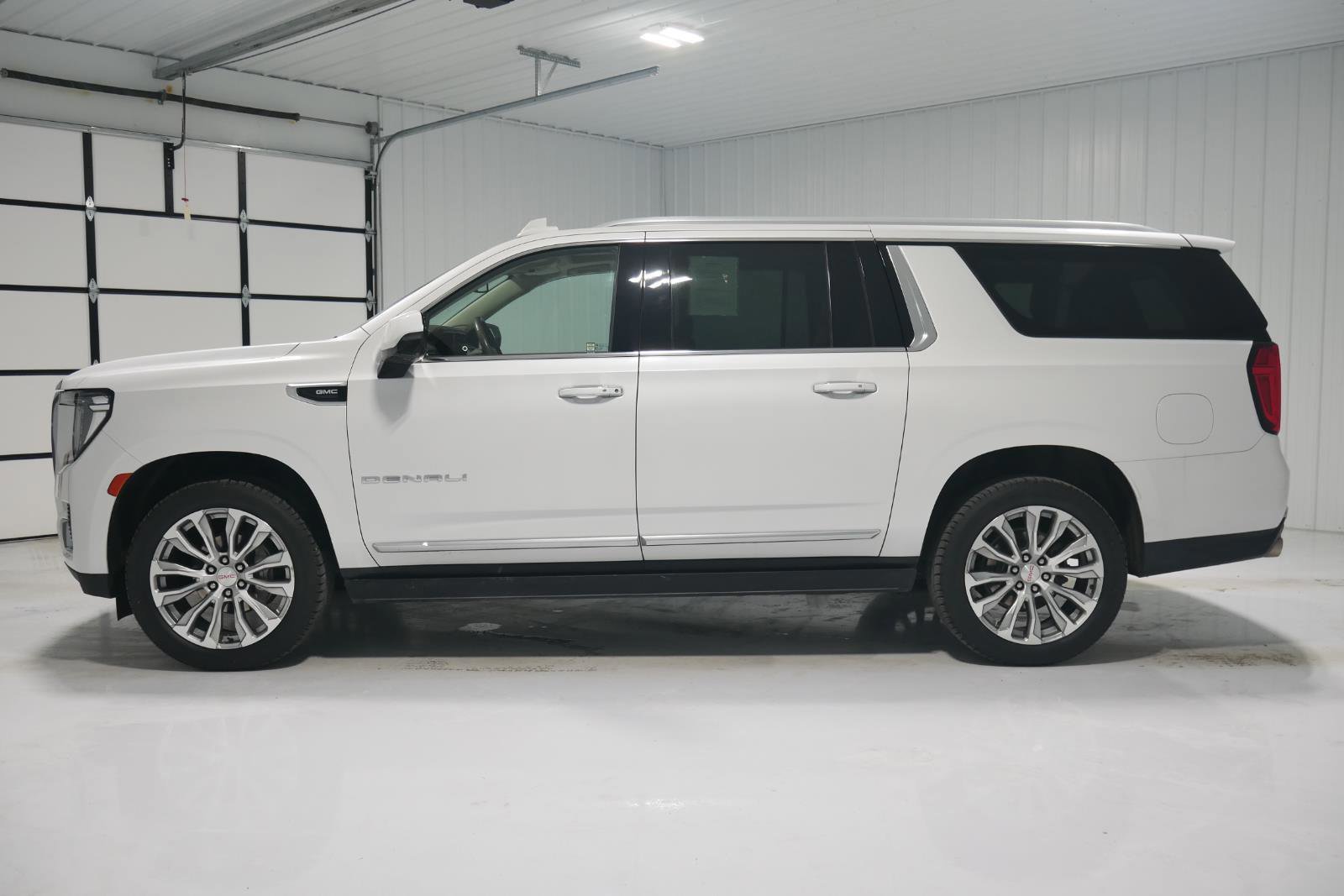Used 2023 GMC Yukon XL Denali image 2
