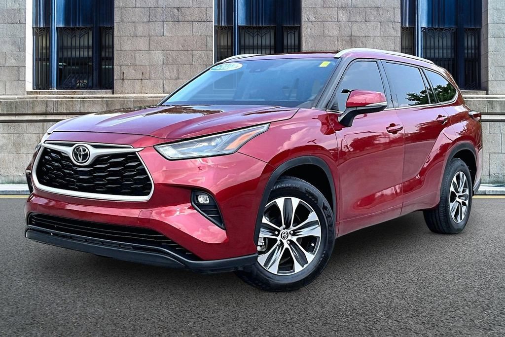 Used 2022 Toyota Highlander XLE FWD image 2