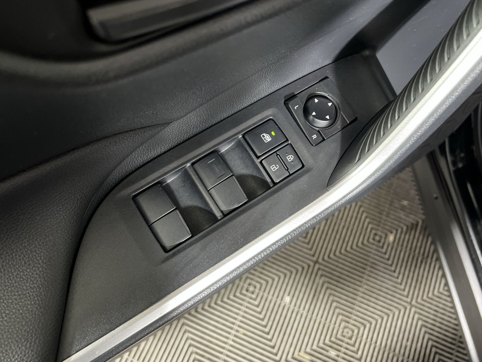 Used 2019 Toyota RAV4 LE w/ All Weather Liner Package AWD/4WD image 15