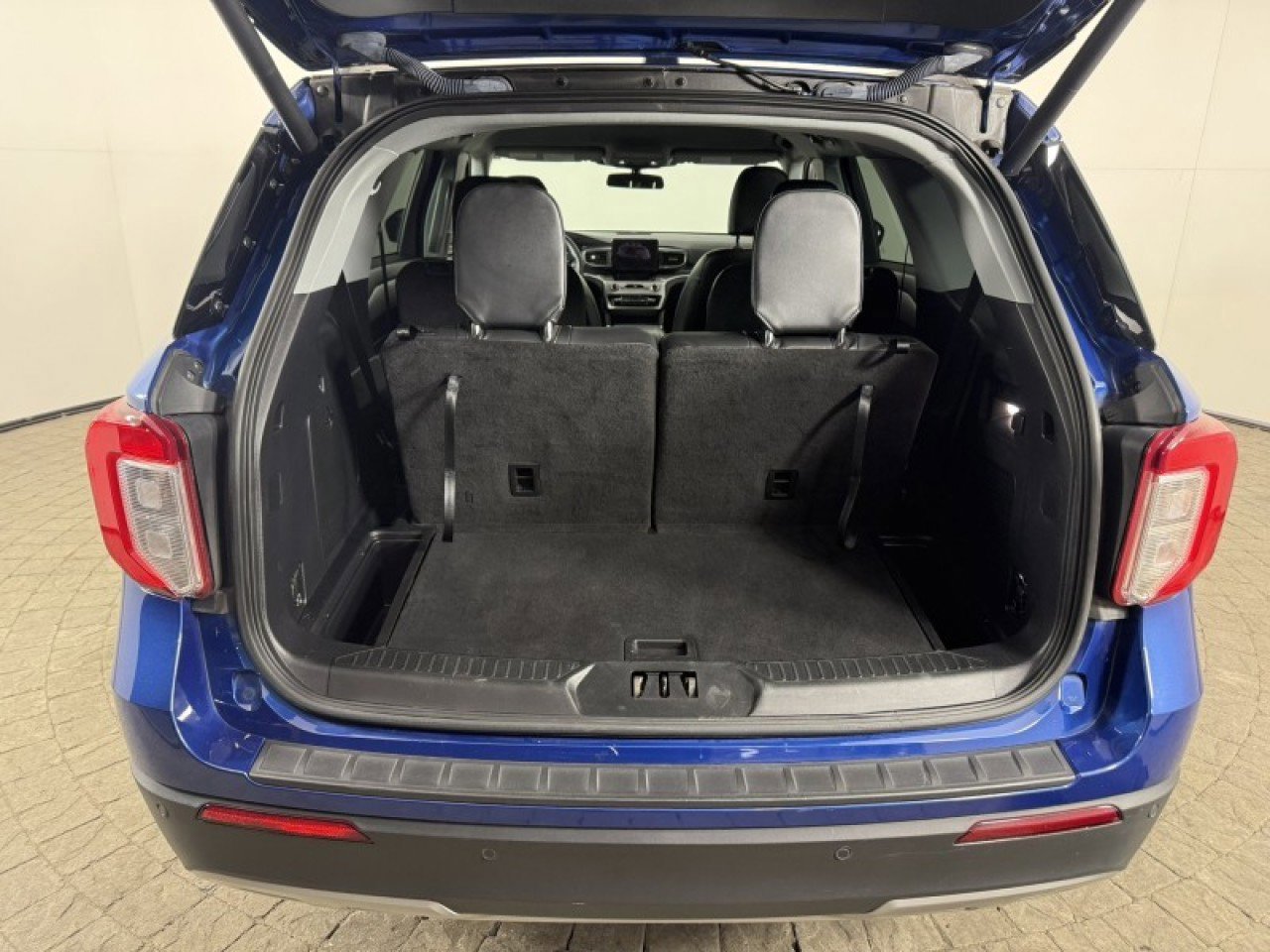 Certified 2022 Ford Explorer XLT w/ Equipment Group 202A image 7