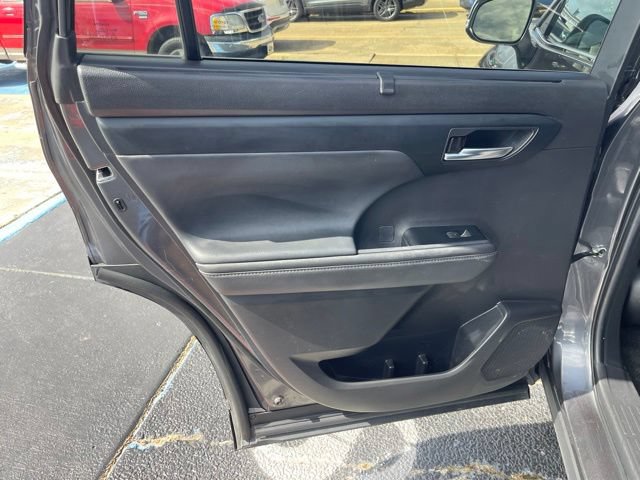 Used 2023 Toyota Highlander XLE FWD image 17