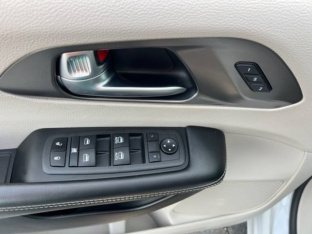 Used 2022 Chrysler Pacifica Touring-L FWD image 12