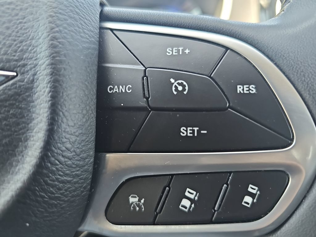 Used 2024 Chrysler Pacifica Touring-L FWD image 18