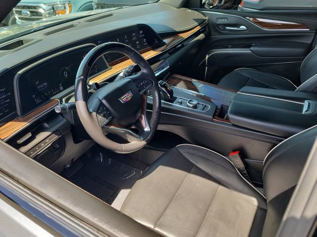Used 2023 Cadillac Escalade Premium Luxury image 3