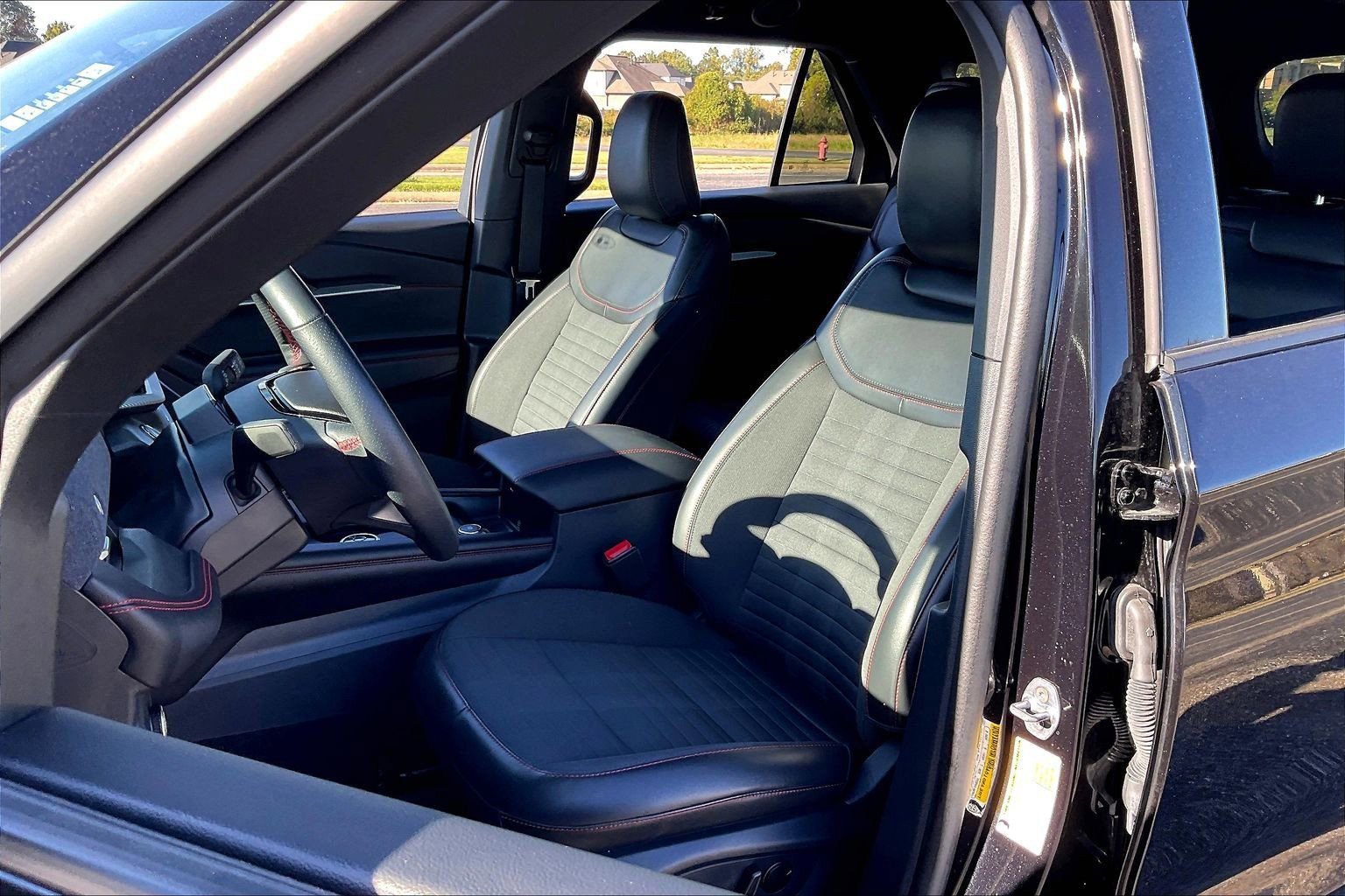 Certified 2025 Ford Explorer ST-Line w/ ST-Line Street Pack image 9