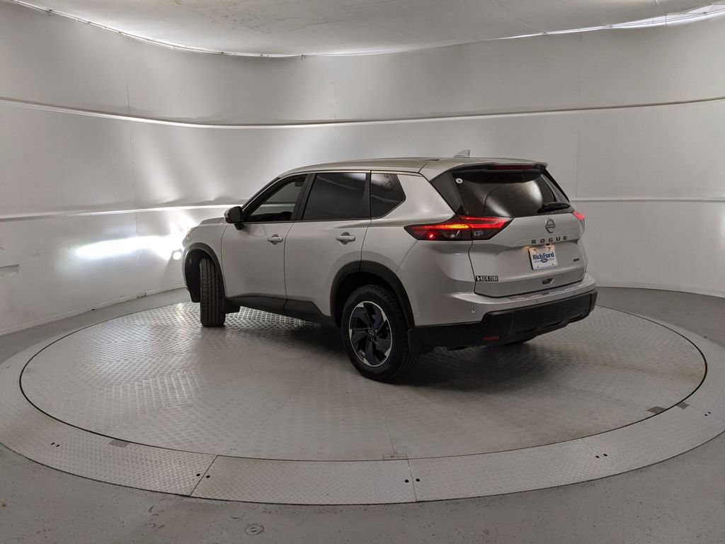 Used 2025 Nissan Rogue SV image 3