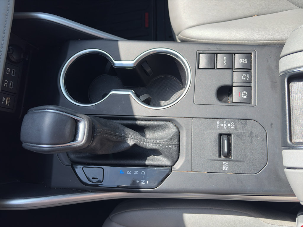 Used 2024 Toyota Highlander XLE FWD image 21