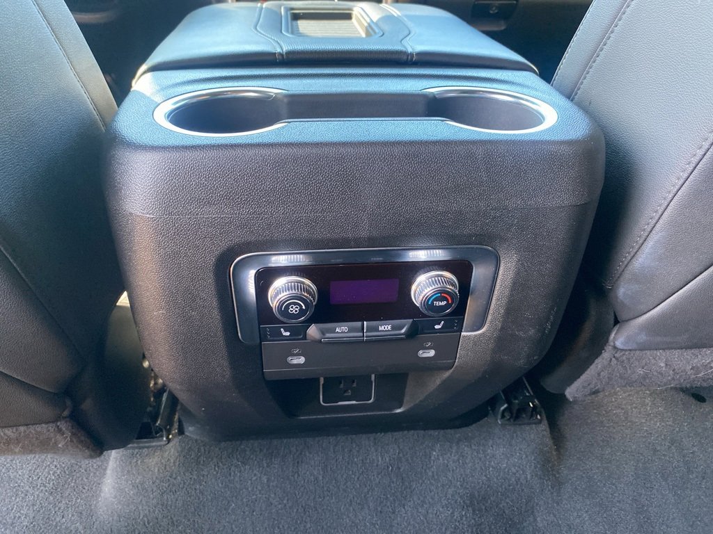 Used 2024 GMC Yukon SLT w/ SLT Luxury Package image 22