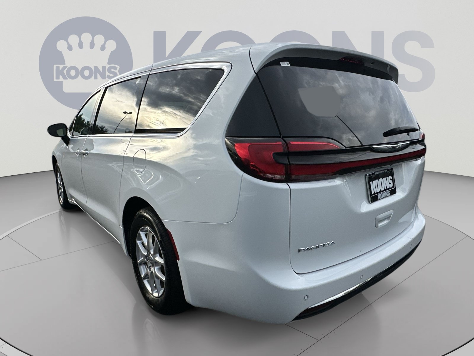 Used 2024 Chrysler Pacifica Touring-L FWD image 14