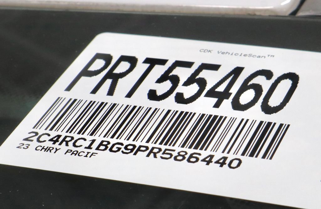 Used 2023 Chrysler Pacifica Touring-L image 37