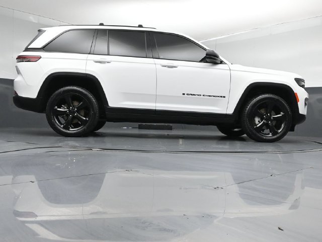 Used 2023 Jeep Grand Cherokee Limited w/ Black Appearance Package AWD/4WD image 43