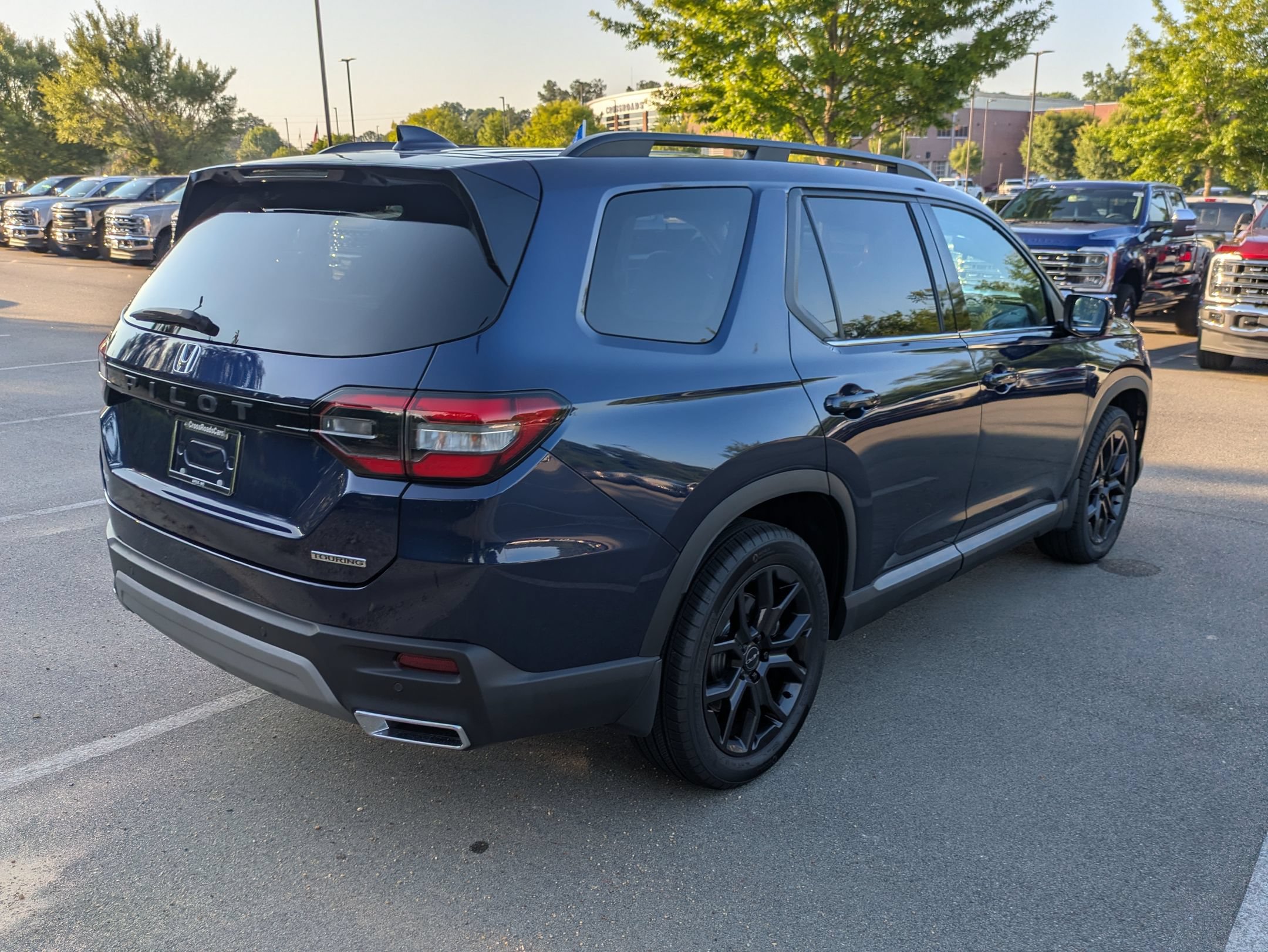 Used 2025 Honda Pilot Touring image 4
