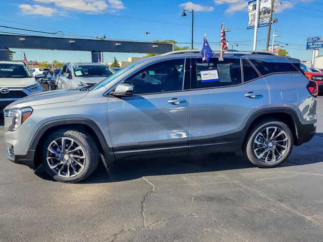 Used 2023 GMC Terrain SLT w/ Infotainment Package II image 2