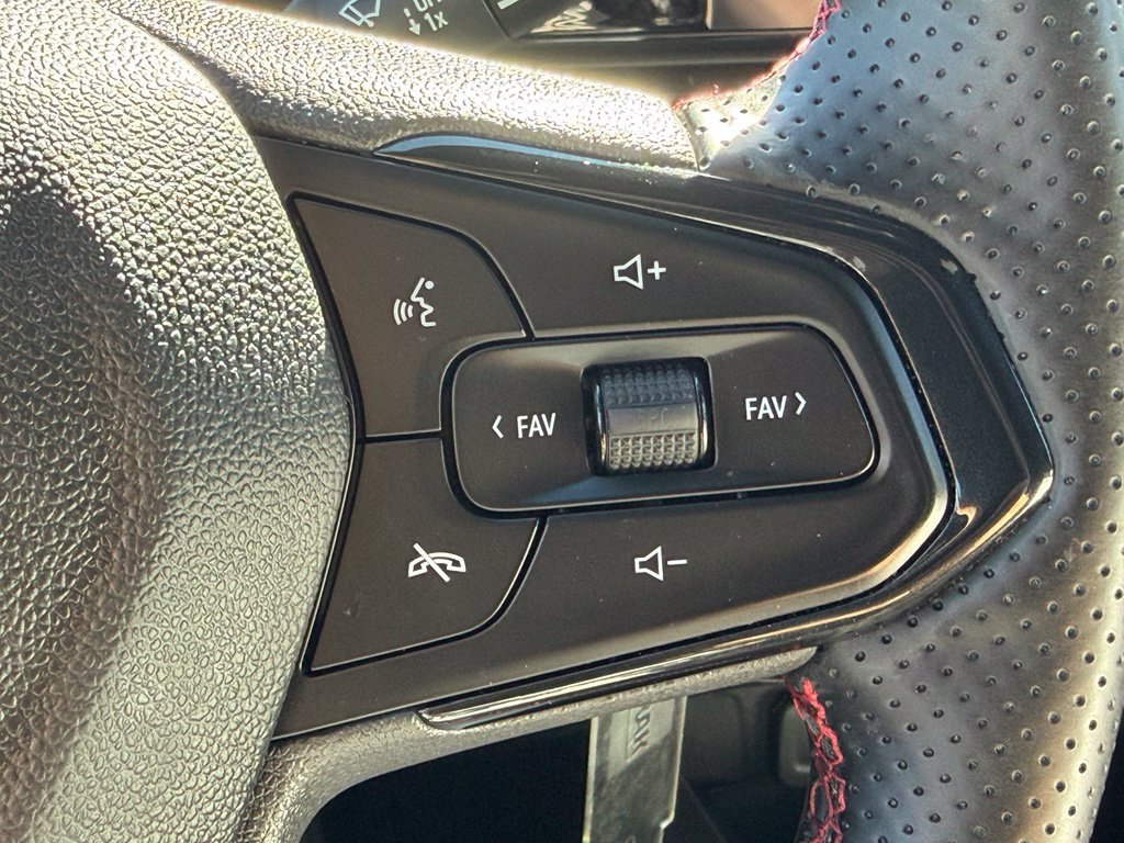 Used 2025 Chevrolet Trax RS FWD image 32