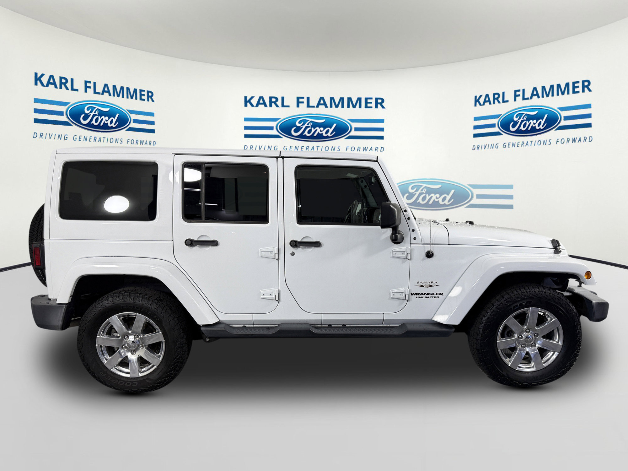 Used 2017 Jeep Wrangler Unlimited Sahara w/ Connectivity Group AWD/4WD image 2