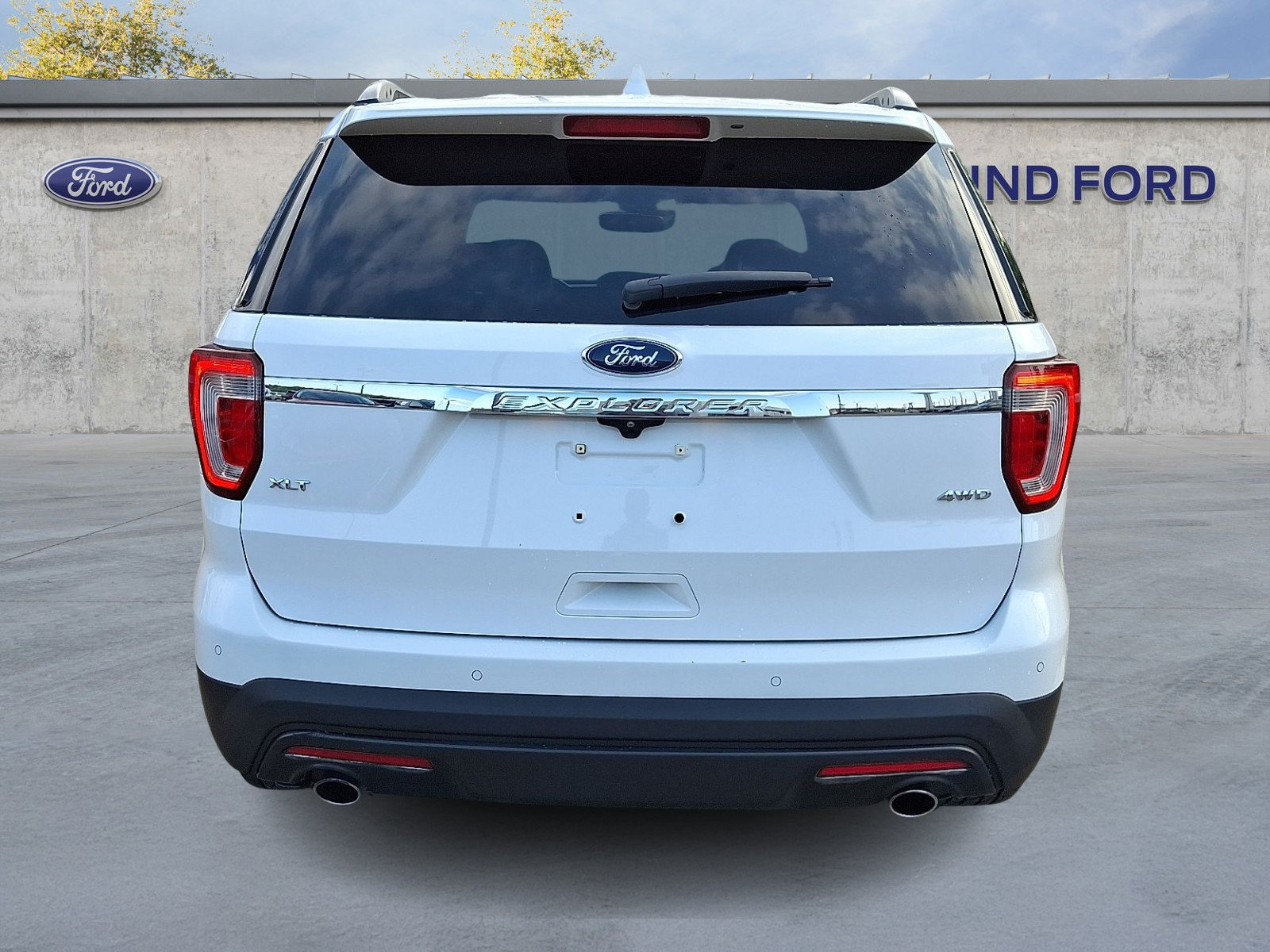 Certified 2017 Ford Explorer XLT w/ Equipment Group 202A AWD/4WD image 5