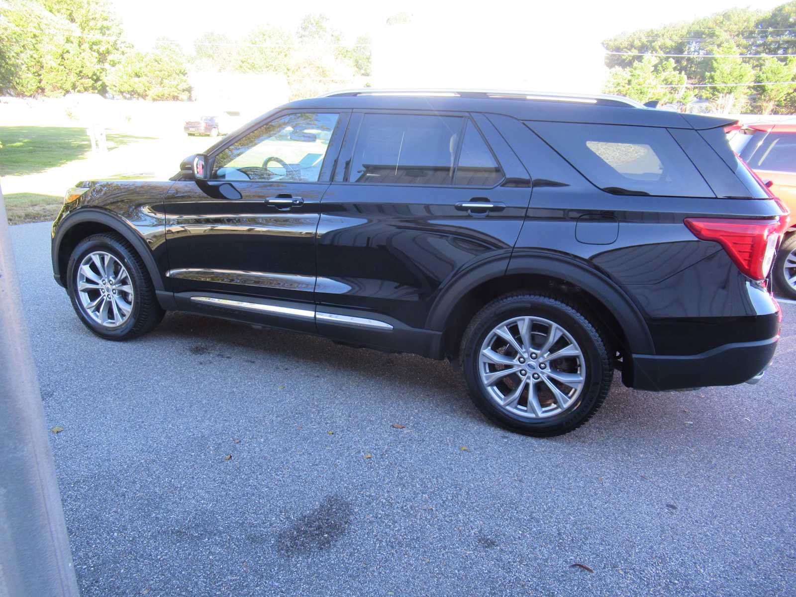 Certified 2023 Ford Explorer Limited w/ Limited Technology Package AWD/4WD image 8