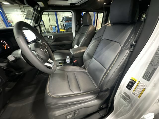 Used 2025 Jeep Wrangler Unlimited Sahara AWD/4WD image 17