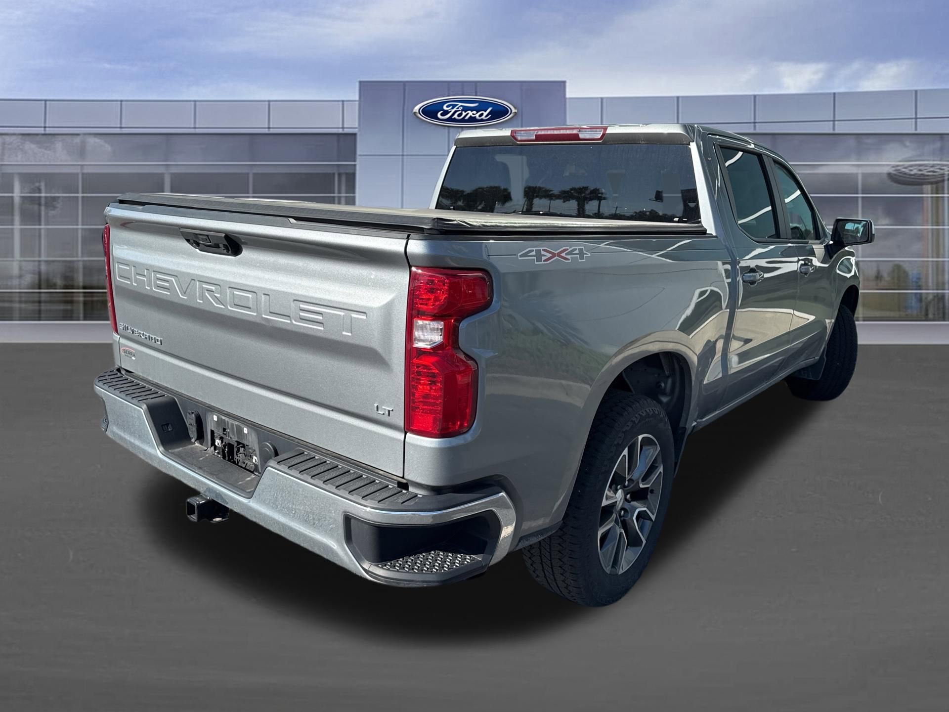 Used 2023 Chevrolet Silverado 1500 LT AWD/4WD image 4