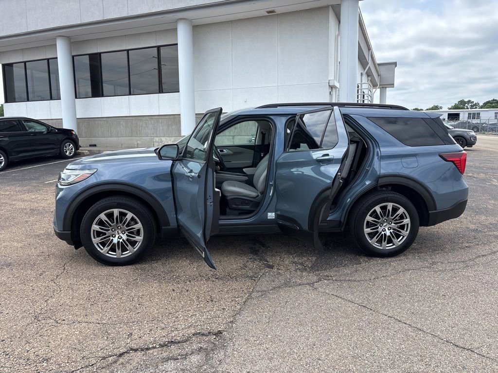 Certified 2025 Ford Explorer Active w/ Active Comfort Package AWD/4WD image 4