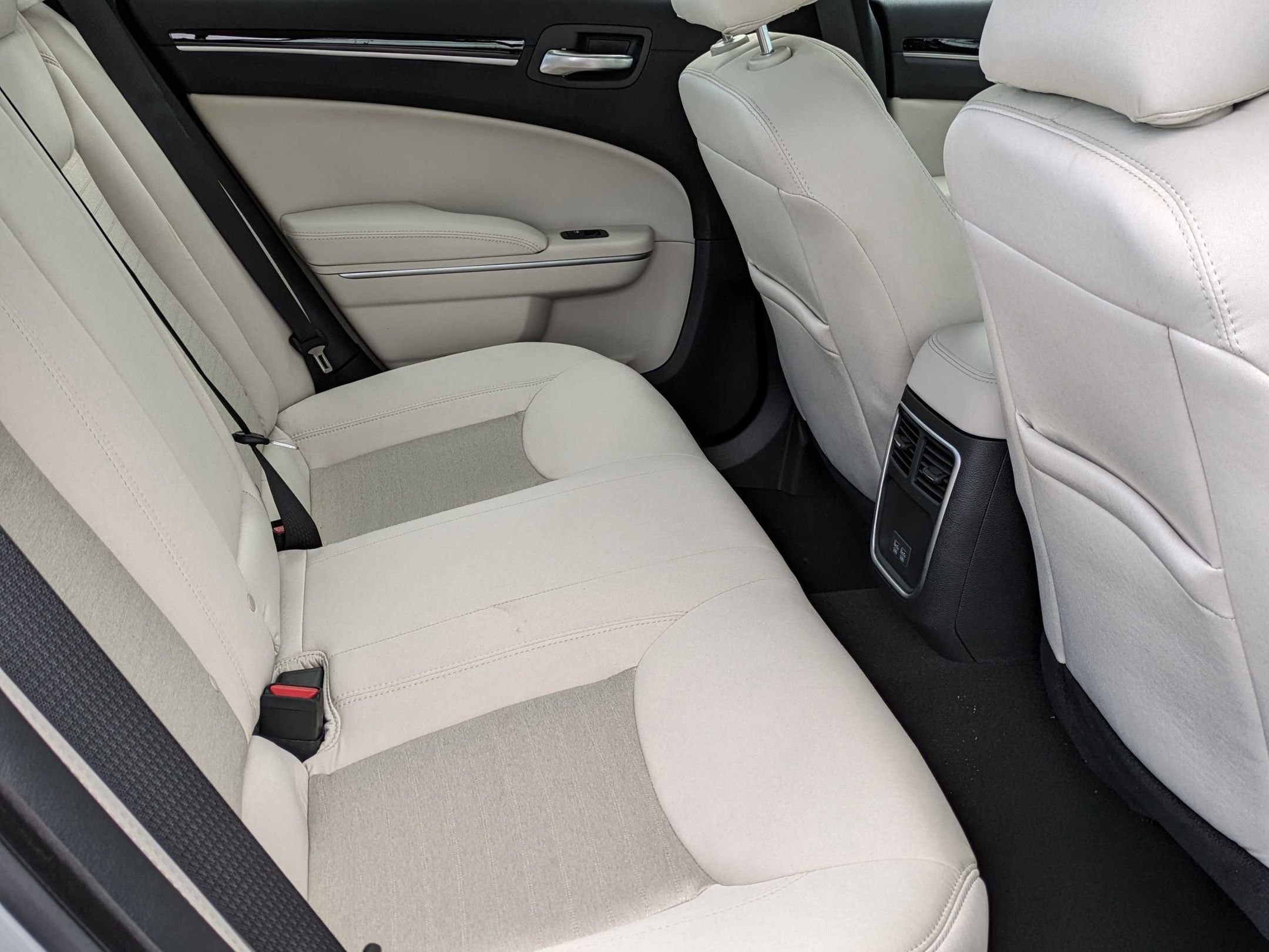 Used 2023 Chrysler 300 Touring w/ Sport Appearance Package image 34