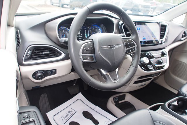 Used 2024 Chrysler Pacifica Touring-L FWD image 19