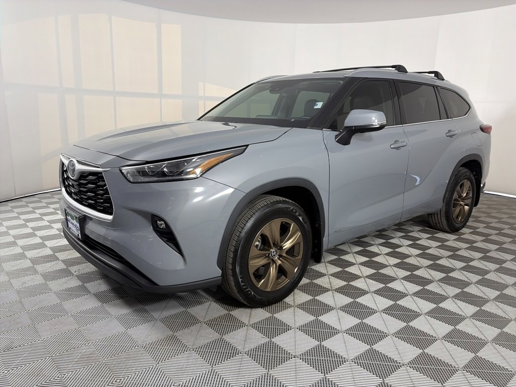 Used 2022 Toyota Highlander Bronze Edition image 3