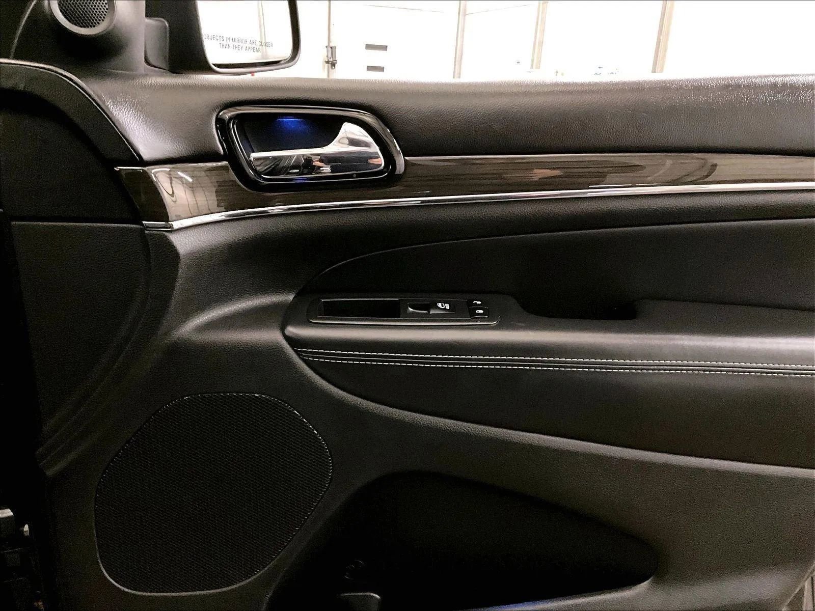 Used 2019 Jeep Grand Cherokee Overland AWD/4WD image 23