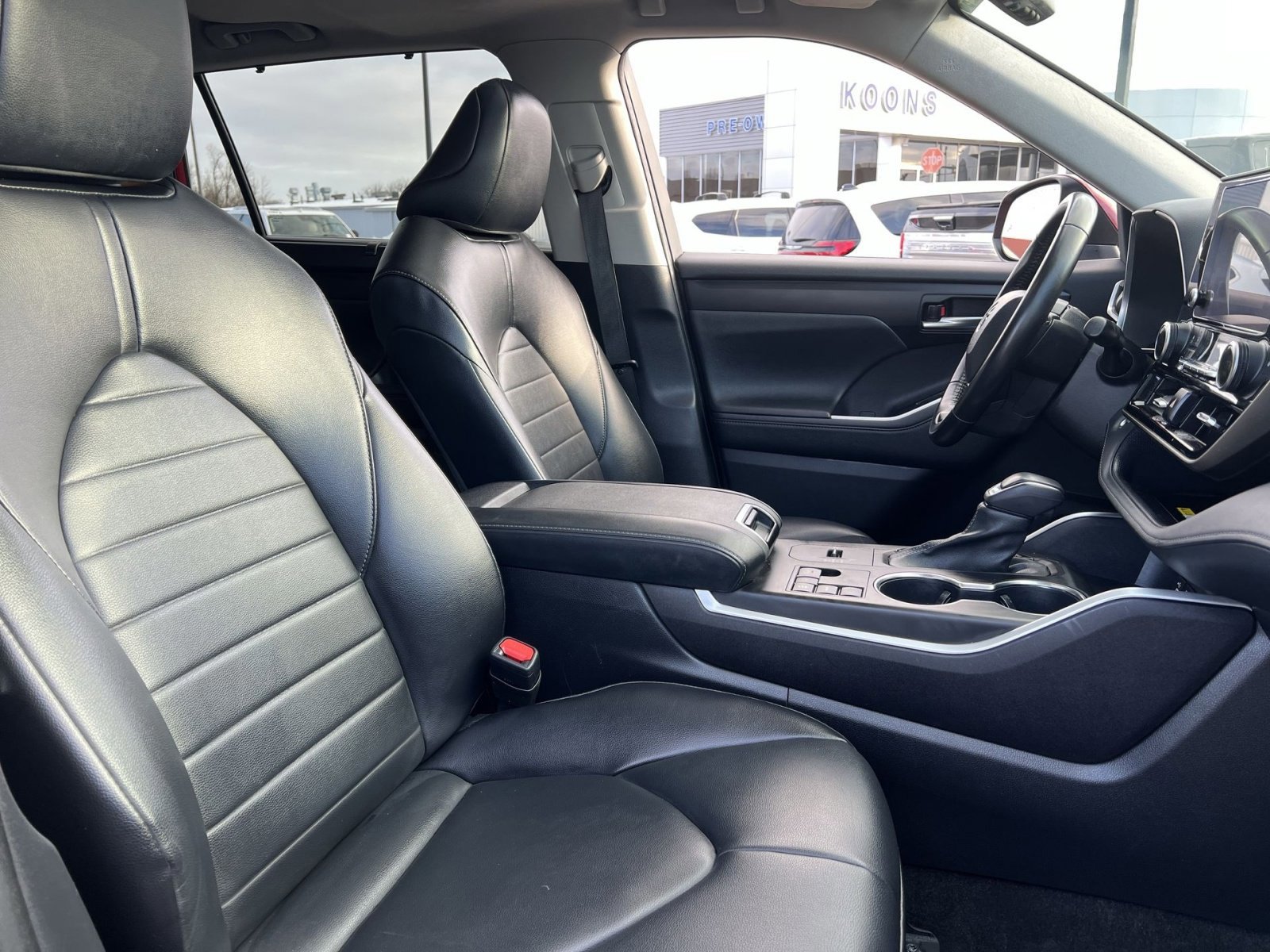 Used 2023 Toyota Highlander XLE image 27