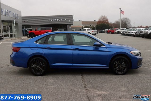 Used 2022 Volkswagen Jetta SE image 4